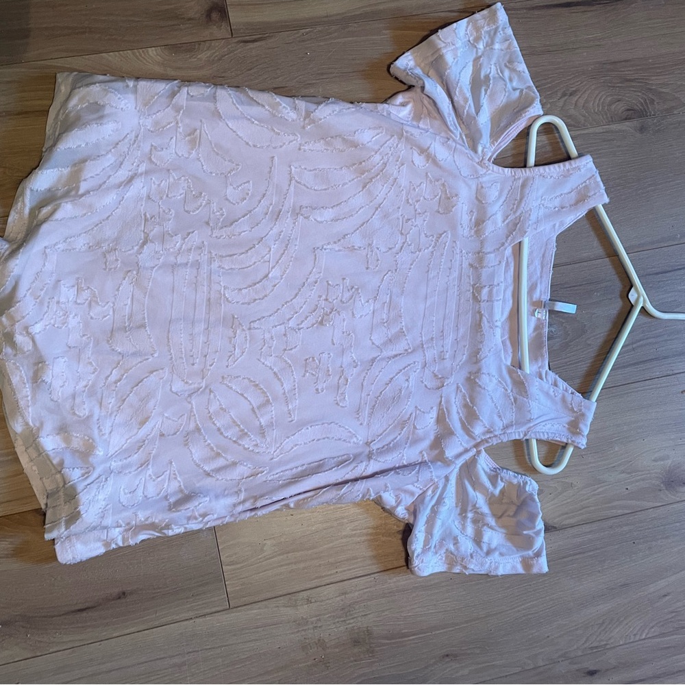 Beautiful light pink top. Size large.